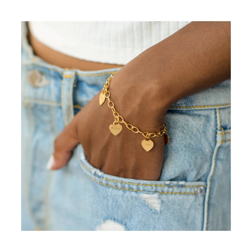 Armband met gegraveerde naam in de vorm van een hartvormige hanger