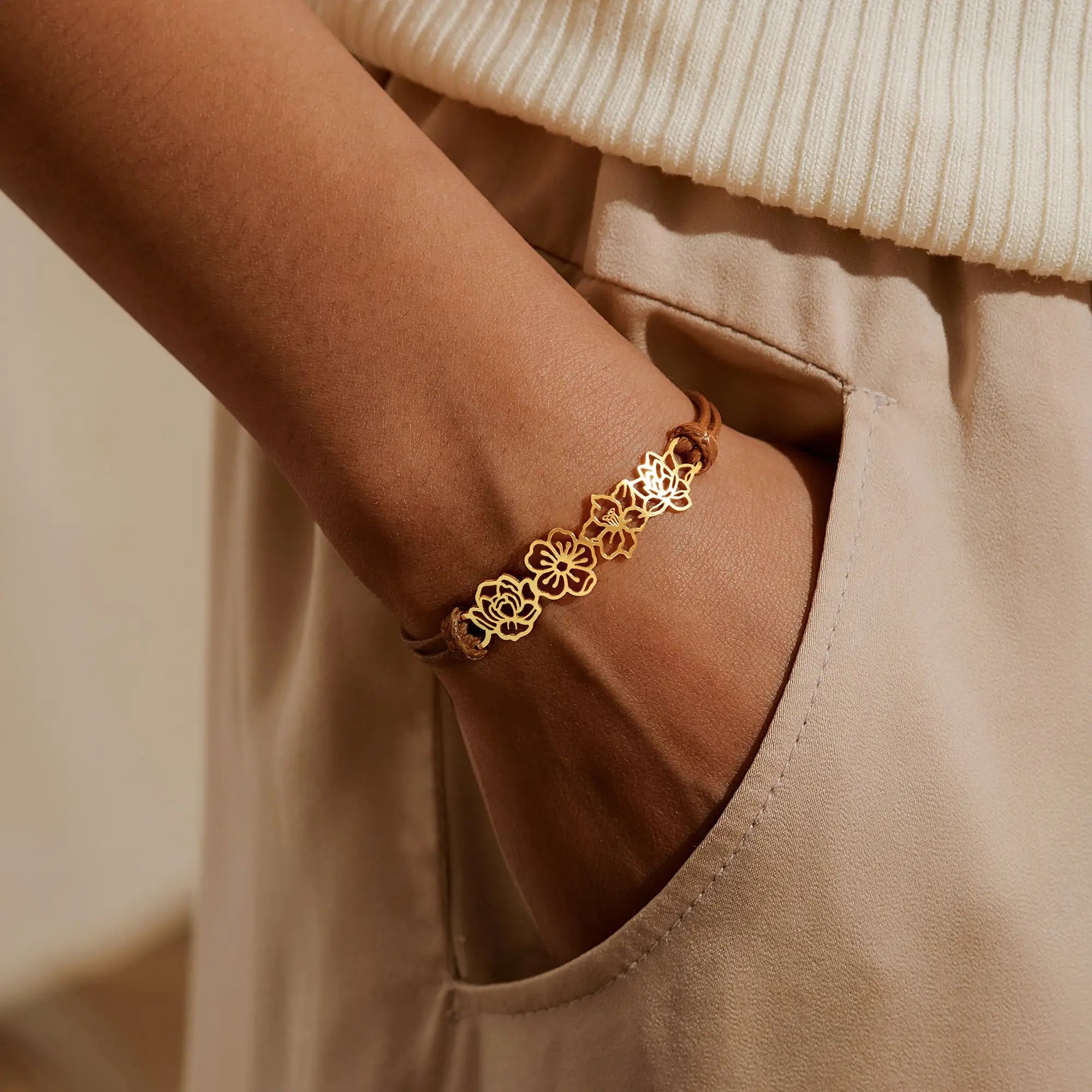 Gepersonaliseerde bloemenarmband met de bloem van je geboortemaand.