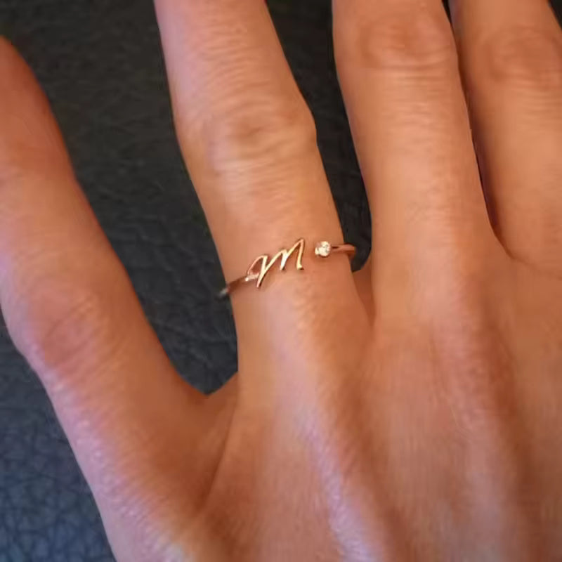 Ring met gepersonaliseerde initialen en geboortesteen